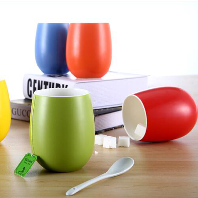良質な色の陶磁器製のマグカップ